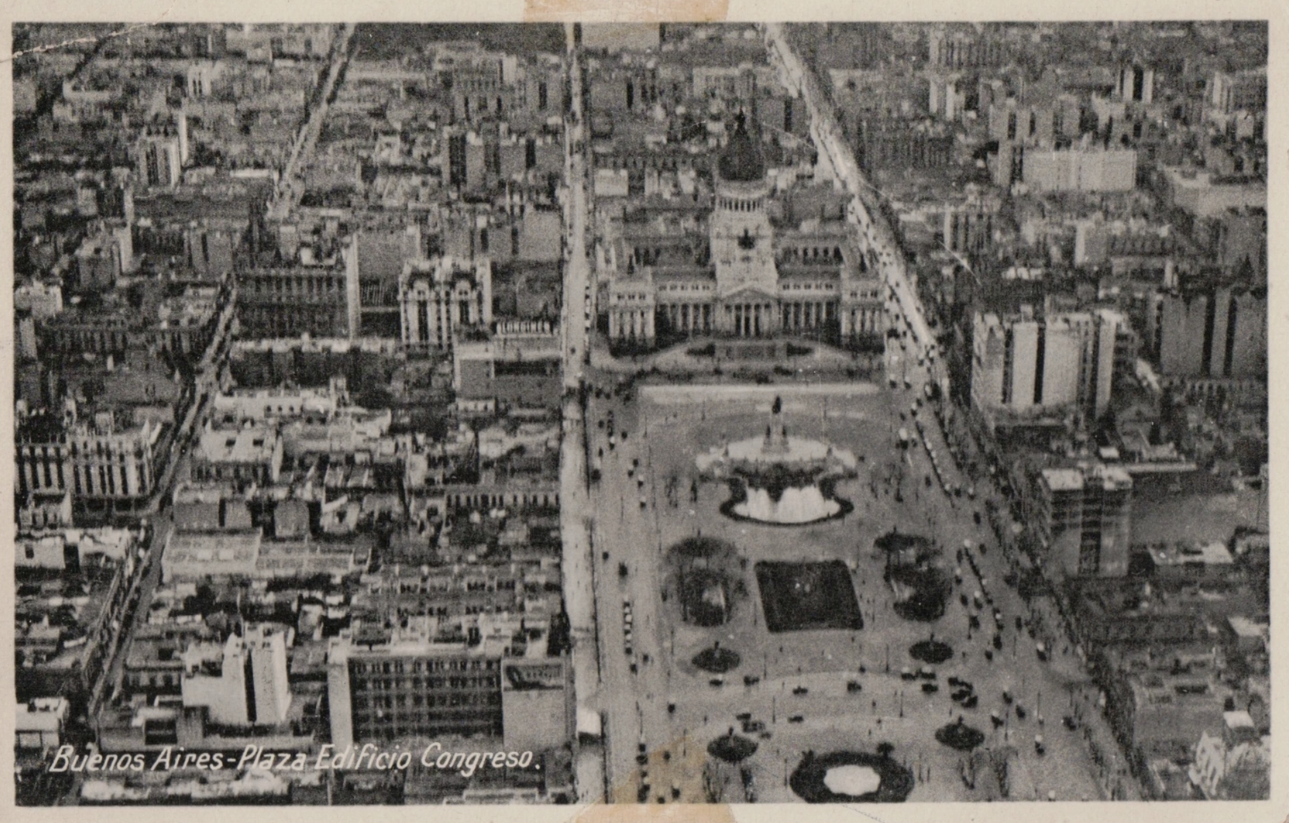 Vintage postcard with an aerial view of thePlaza Edificio Congresso in Buenos Aires, 1949